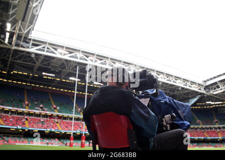 Cardiff, Großbritannien. Juli 2021. Ein Fernsehkameramann. Rugby international Friendly, Wales gegen Kanada, Sommerserie Spiel im Fürstentum Stadium in Cardiff am Samstag, den 3. Juli 2021. Bild von Andrew Orchard/Andrew Orchard Sports Photography Credit: Andrew Orchard Sports Photography/Alamy Live News Stockfoto