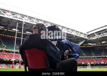 Cardiff, Großbritannien. Juli 2021. Ein Fernsehkameramann. Rugby international Friendly, Wales gegen Kanada, Sommerserie Spiel im Fürstentum Stadium in Cardiff am Samstag, den 3. Juli 2021. Bild von Andrew Orchard/Andrew Orchard Sports Photography Credit: Andrew Orchard Sports Photography/Alamy Live News Stockfoto