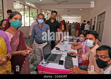 Beawar, Indien. Juli 2021. Indisches Gesundheitspersonal nimmt in einem Impfzentrum in Beawar Angaben zu den Anwohnern für den COVID-19-Impfstoff gegen die Coronavirus-Krankheit entgegen. (Foto: Sumit Saleswat/Pacific Press) Quelle: Pacific Press Media Production Corp./Alamy Live News Stockfoto