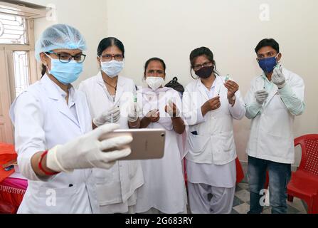 Beawar, Indien. Juli 2021. Indische Gesundheitshelfer machen ein Selfie mit Spritze und Fläschchen Covishield-Impfstoff im COVID-19-Impfzentrum in Beawar. (Foto: Sumit Saleswat/Pacific Press) Quelle: Pacific Press Media Production Corp./Alamy Live News Stockfoto