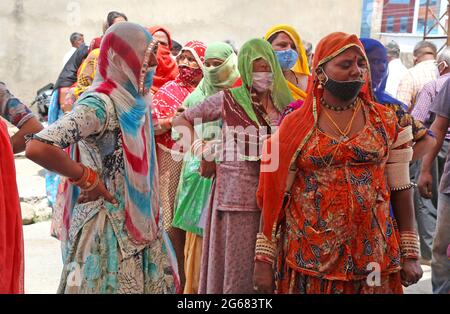 Beawar, Indien. Juli 2021. Die Begünstigten stehen in einer Schlange, um eine Dosis COVID-19-Impfstoff gegen die Coronavirus-Krankheit in einem Impfzentrum in Beawar zu erhalten. (Foto: Sumit Saleswat/Pacific Press) Quelle: Pacific Press Media Production Corp./Alamy Live News Stockfoto