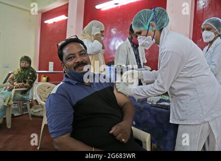 Beawar, Indien. Juli 2021. Ein Arzt impft einem Mann im COVID-19-Impfzentrum in Beawar eine Dosis Covishield-Impfstoff gegen die Coronavirus-Krankheit. (Foto: Sumit Saleswat/Pacific Press) Quelle: Pacific Press Media Production Corp./Alamy Live News Stockfoto