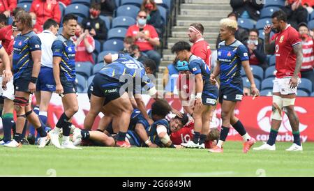 BT Murrayfield .Edinburgh.Schottland Großbritannien. 26. Juni-21 1888 Cup-Spiel zwischen den britischen & irischen Löwen und Japan Japan Asaelia Al Valu (18) gratula Stockfoto