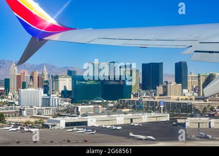 Blick vom Kabinenfenster auf einen 780 Max Southwest Airlines Jet kurz nach dem Start, mit Blick auf die Kasinos, die den Strip am Las Vegas Macar säumen Stockfoto