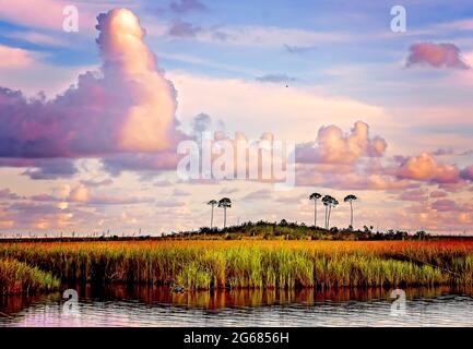 Am 1. Juli 2021 geht die Sonne über dem West Fowl River in CODEN, Alabama, unter. Stockfoto