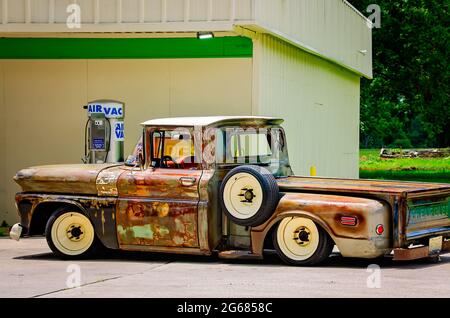 Ein Chevrolet Apache C10 aus dem Jahr 1961 wird am 3. Juli 2021 vor einem Lebensmittelgeschäft in Grand Bay, Alabama, geparkt. Stockfoto