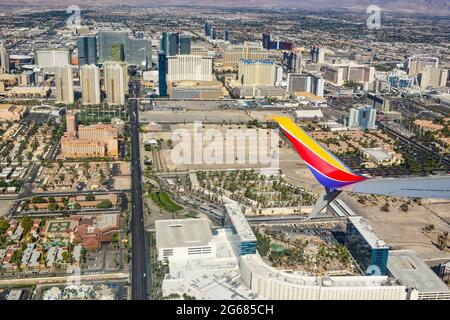 Eine Düsenflügelspitze eines 780 Max-Flugzeugs im Vordergrund einer Luftaufnahme des Vegas Strip-Bereichs kurz nach dem Start vom Las Vegas McCarran Internat Stockfoto