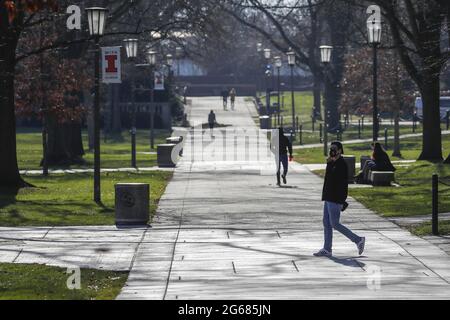 Estudiantes en la Universidad de Illinois. Los estudiantes internacionales enfrentan un camino desafiante hacia los Campus universitarios de EEUU este año. (Foto: Jose M. Osorio/Chicago Tribune/TNS/Sipa USA) Quelle: SIPA USA/Alamy Live News Stockfoto