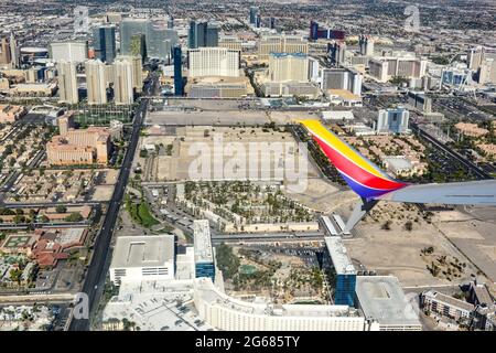 Eine Düsenflügelspitze eines 780 Max-Flugzeugs im Vordergrund einer Luftaufnahme des Vegas Strip-Bereichs kurz nach dem Start vom Las Vegas McCarran Internat Stockfoto