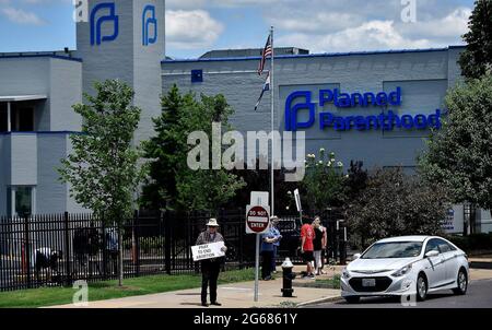 St. Louis, USA. Mai 2020. In der geplanten Kinderklinik in St. Louis stehen am 30. Mai 2019 Demonstranten gegen Abtreibung vor der Klinik. Die Einschränkungen der Abtreibung in Missouri und anderen Nachbarstaaten haben Kansas zu einem regionalen Ort für Frauen gemacht, die ihre Schwangerschaften beenden wollen. (Foto von Jill Toyoshiba/The Kansas City Star/TNS/Sipa USA) Quelle: SIPA USA/Alamy Live News Stockfoto