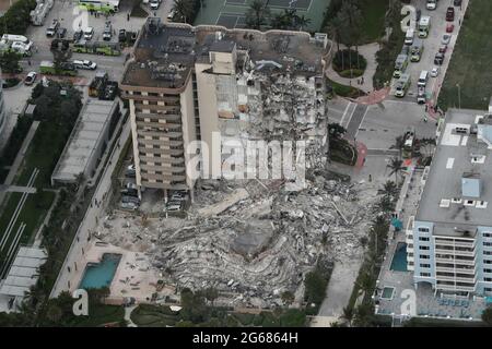 Ein Teil des 12-stöckigen Champlain Towers South mit mehr als 100 Einheiten an der 8777 Collins Ave. Stürzte am Donnerstag, dem 24. Juni 2021, um 2 Uhr morgens ein. (Foto von Amy Beth Bennett/South Florida Sun Sentinel/TNS/Sipa USA) Quelle: SIPA USA/Alamy Live News Stockfoto