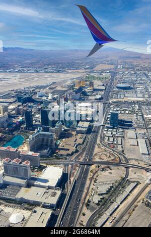 Ein Düsenflügel eines 780 Max-Flugzeugs im Vordergrund einer Luftaufnahme der Interstate 15 und des Vegas Strip-Bereichs kurz nach dem Start von Las Vegas Stockfoto