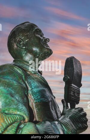 Nahaufnahme von Bob Hope, in Bronze gedenken, während die Truppen beim „National Salute to Bob Hope & the Military“, San Diego, CA, unterhalten werden Stockfoto
