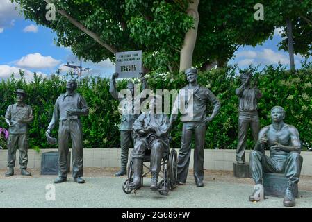 Bronzestatuen von Militärtruppen, die Unterhaltung von Bob Hope beim „National Salute to Bob Hope and the Military“-Denkmal, San Diego, CA, genießen Stockfoto