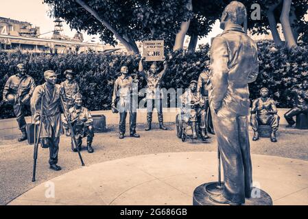 Bronzestatuen von Militärtruppen, die Unterhaltung von Bob Hope beim „National Salute to Bob Hope and the Military“-Denkmal, San Diego, CA, genießen Stockfoto