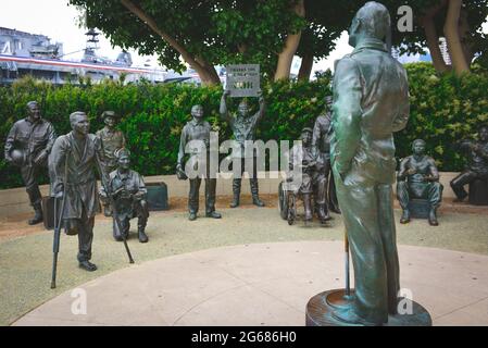 Bronzestatuen von Militärtruppen, die Unterhaltung von Bob Hope beim „National Salute to Bob Hope and the Military“-Denkmal, San Diego, CA, genießen Stockfoto