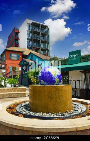 Der berühmte blaue Mosaikglobusbrunnen an der Piazza Basilone in Little Italy, umgeben von Restaurants, Geschäften und Eigentumswohnungen in San Diego, CA, USA Stockfoto