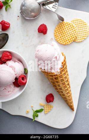 Himbeereis in einer Schüssel und mit frischen Beeren garen Stockfoto