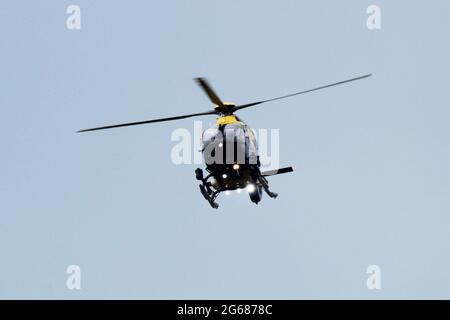 G-POLS, ein Airbus Helicopters H135 der Police Scotland, am Flughafen Prestwick in Ayrshire, Schottland. Stockfoto