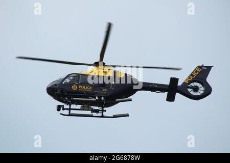 G-POLS, ein Airbus Helicopters H135 der Police Scotland, am Flughafen Prestwick in Ayrshire, Schottland. Stockfoto