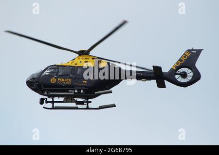 G-POLS, ein Airbus Helicopters H135 der Police Scotland, am Flughafen Prestwick in Ayrshire, Schottland. Stockfoto