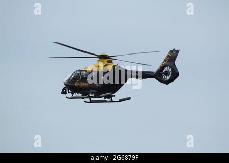 G-POLS, ein Airbus Helicopters H135 der Police Scotland, am Flughafen Prestwick in Ayrshire, Schottland. Stockfoto