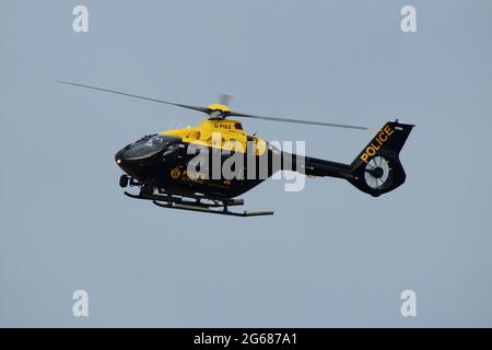 G-POLS, ein Airbus Helicopters H135 der Police Scotland, am Flughafen Prestwick in Ayrshire, Schottland. Stockfoto