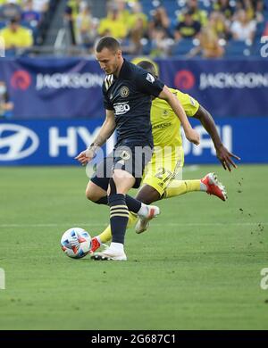 3. Juli 2021: Deniel Gazdag (6), Mittelfeldspieler der Philadelphia Union, dribbelt in der ersten Hälfte eines MLS-Spiels zwischen Philadelphia Union und dem SC Nashville im Nissan Stadium in Nashville, TN, gegen den Nashville SCwährend Steve Roberts/CSM Stockfoto