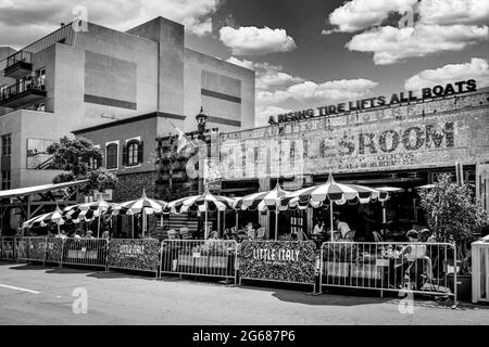 Leute, die Brunch auf der Terrasse eines trendigen Restaurants in Little Italy auf der India Street genießen, einem beliebten Ess- und Einkaufsviertel in San Diego, CA, Stockfoto