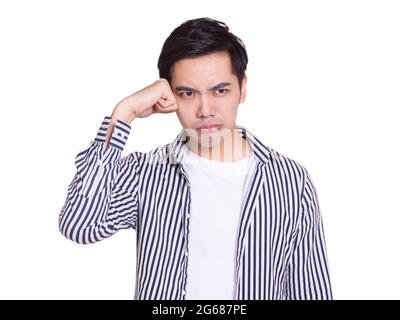 Der hübsche junge Mann mit ängstlichem und verärgerter Gesichtsausdruck berührte seinen Kopf Stockfoto