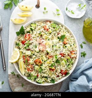 Tabbouleh-Salat mit Blumenkohlreis und Gemüse Stockfoto