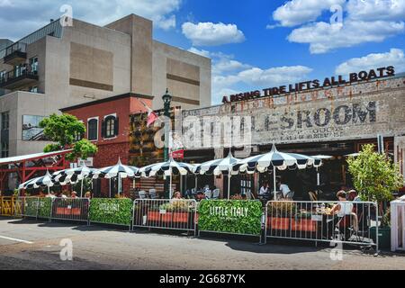 Leute, die Brunch auf der Terrasse eines trendigen Restaurants in Little Italy auf der India Street genießen, einem beliebten Ess- und Einkaufsviertel in San Diego, CA Stockfoto