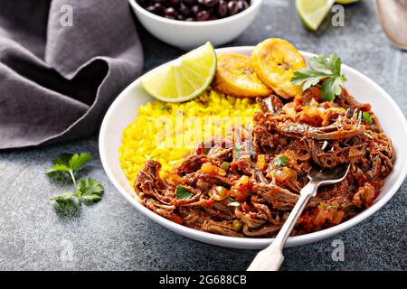 Ropa vieja, Flankensteak mit Reis Stockfoto