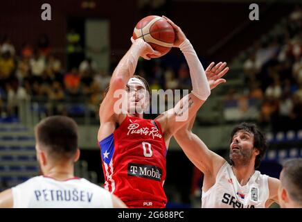 Belgrad. Juli 2021. Isaiah Pineiro (C) von Puerto Rico trifft am 3. Juli 2021 im Rahmen des FIBA Olympic Qualifying Tournament Basketball-Halbfinalspiels zwischen Serbien und Puerto Rico in Belgrad, Serbien, an Serbiens Milos Teodosic (R) vorbei. Kredit: Predrag Milosavljevic/Xinhua/Alamy Live Nachrichten Stockfoto