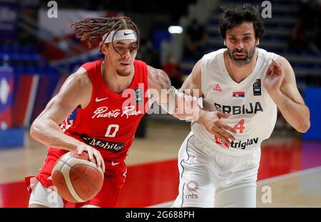 Belgrad. Juli 2021. Isaiah Pineiro (L) von Puerto Rico steht am 3. Juli 2021 im Rahmen des FIBA Olympic Qualifying Tournament Basketball-Halbfinalspiels zwischen Serbien und Puerto Rico in Belgrad, Serbien, mit dem serbischen Milos Teodosic in Verbindung. Kredit: Predrag Milosavljevic/Xinhua/Alamy Live Nachrichten Stockfoto