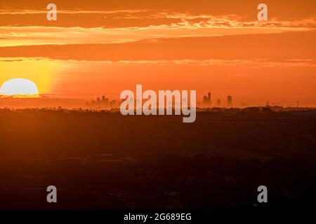 Sonnenaufgang durch Nebel begrüßt Melbourne, Victoria, Australien Stockfoto