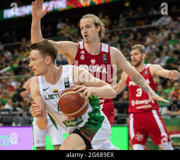 Kaunas, Litauen. Juli 2021. Marius Grigonis (L) aus Litauen tritt beim FIBA Olympic Qualifyng Tournament Basketball-Halbfinalspiel zwischen Litauen und Polen am 3. Juli 2021 in Kaunas, Litauen, an. Quelle: Alfredas Pliadis/Xinhua/Alamy Live News Stockfoto
