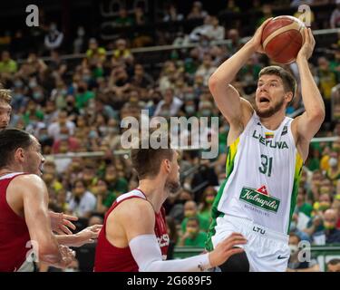 Kaunas, Litauen. Juli 2021. Rokas Giedraitis (R) aus Litauen tritt beim FIBA Olympic Qualifyng Tournament Basketball-Halbfinalspiel zwischen Litauen und Polen in Kaunas, Litauen, am 3. Juli 2021, an. Quelle: Alfredas Pliadis/Xinhua/Alamy Live News Stockfoto