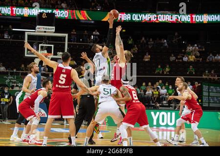 Kaunas, Litauen. Juli 2021. Jonas Valanciunas (Top, L) aus Litauen tritt beim FIBA Olympic Qualifyng Tournament Basketball-Halbfinalspiel zwischen Litauen und Polen am 3. Juli 2021 in Kaunas, Litauen, gegen Aleksander Roman Balcerowski (Top, R) aus Polen an. Quelle: Alfredas Pliadis/Xinhua/Alamy Live News Stockfoto