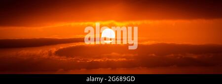 Creation Dawn:- Sonnenaufgang durch Nebel über Melbourne, Australien Stockfoto