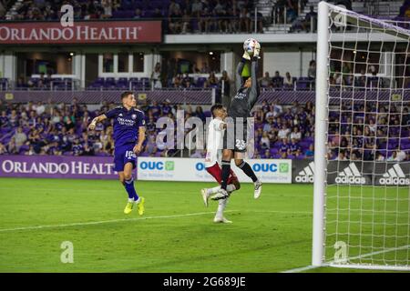 Exploria Stadium Orlando, FL, USA. Juli 2021. Orlando City SC Torwart Brandon Austin (23) springt während der MLS Action zwischen den NY Red Bulls und dem Orlando City SC im Exploria Stadium Orlando, FL, um den Ball aus der Luft zu holen. New York besiegt Orlando 2 - 1. Jonathan Huff/CSM/Alamy Live News Stockfoto