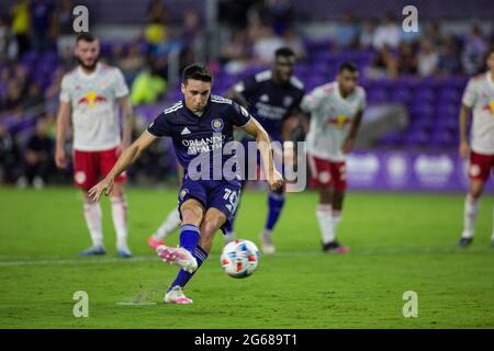 Exploria Stadium Orlando, FL, USA. Juli 2021. Orlando City SC Mittelfeldspieler Mauricio Pereyra (10) tritt beim MLS-Spiel zwischen den NY Red Bulls und dem Orlando City SC im Exploria Stadium Orlando, FL, einen Elfmeterstoß ein. New York besiegt Orlando 2 - 1. Jonathan Huff/CSM/Alamy Live News Stockfoto