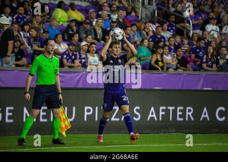 Exploria Stadium Orlando, FL, USA. Juli 2021. Orlando City SC Verteidiger Michael Halliday (26) wirft den Ball in während MLS Aktion zwischen den NY Red Bulls und dem Orlando City SC im Exploria Stadium Orlando, FL. New York besiegt Orlando 2 - 1. Jonathan Huff/CSM/Alamy Live News Stockfoto