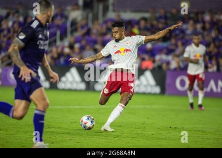 Exploria Stadium Orlando, FL, USA. Juli 2021. Der New York Red Bulls-Stürmer Fabio (9) erzielt beim MLS-Spiel zwischen den NY Red Bulls und dem Orlando City SC im Exploria Stadium Orlando, FL, das Siegtreffer. New York besiegt Orlando 2 - 1. Jonathan Huff/CSM/Alamy Live News Stockfoto