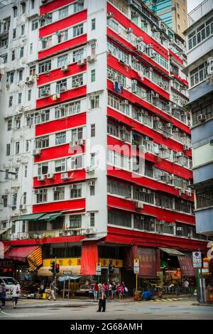 Ein typisches zehnstöckiges Gebäude in Causeway Bay, Hong Kong Island Stockfoto