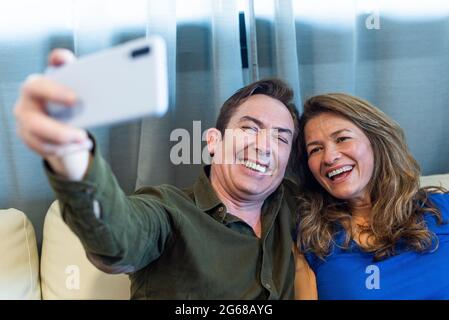 Lächelnder reifer Mann und Frau, die ein Selfie machen. Stockfoto