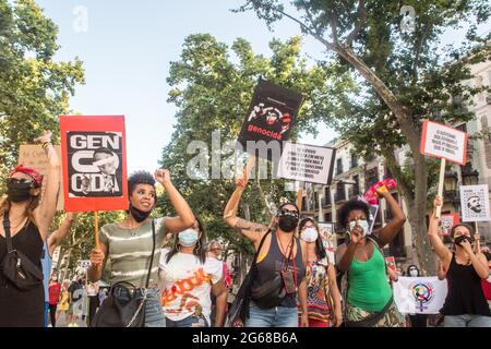 Barcelona, Spanien. Juli 2021. Demonstranten hielten Plakate, während sie während der Demonstration Gesten machten.am Samstag, dem 3. Juli, Tag, der von Demonstrationen in den wichtigsten Städten Brasiliens gegen den brasilianischen Präsidenten Jair Bolsonaro geprägt war. Brasilianer in Barcelona haben auf den Ramblas von Barcelona eine Demonstration abgehalten, um sich den Protesten ihres Heimatlandes anzuschließen. Kredit: SOPA Images Limited/Alamy Live Nachrichten Stockfoto