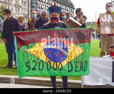 London, Großbritannien. Juli 2021. Ein Protestler hält während der Demonstration eine brasilianische Flagge mit einer Anti-Bolsonaro-Botschaft in der Luft.Demonstranten versammelten sich auf dem Parliament Square, um gegen den brasilianischen Präsidenten Jair Bolsonaro und seinen Umgang mit der Coronavirus-Pandemie zu protestieren, die in Brasilien bisher mehr als 500,000 Menschenleben gekostet hat. (Foto: Vuk Valcic/SOPA Images/Sipa USA) Quelle: SIPA USA/Alamy Live News Stockfoto