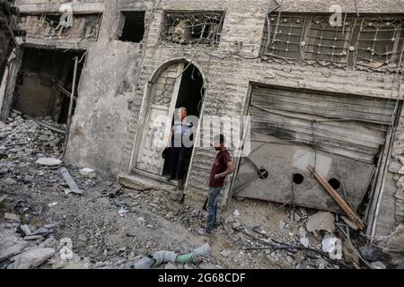 Gaza, Palästina. Juli 2021. Ein Palästinenser steht vor seinem zerstörten Haus, nachdem er im Mai 11 Tage lang zwischen Israel und Aktivisten im Gazastreifen gekämpft hatte. Kredit: SOPA Images Limited/Alamy Live Nachrichten Stockfoto