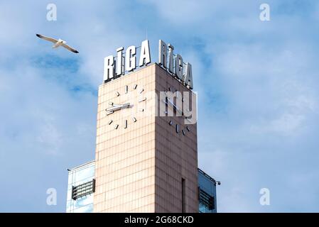 RIGA - Okt 09: Der Uhrturm des Rigaer Hauptbahnhofs in Riga, Oktober 09. 2018 in Lettland Stockfoto